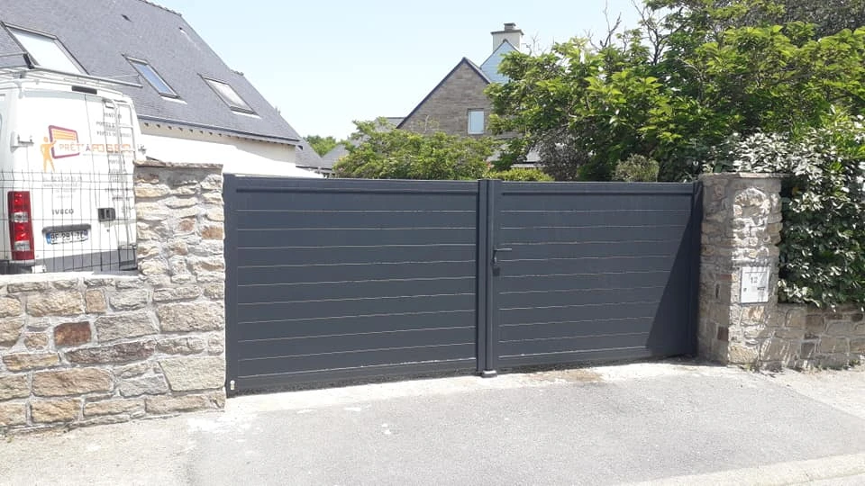 APRÈS - Portail 2 vantaux ALU ral 7016