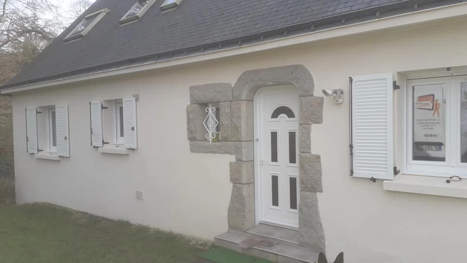 Volets battants alu à cadre persiennés