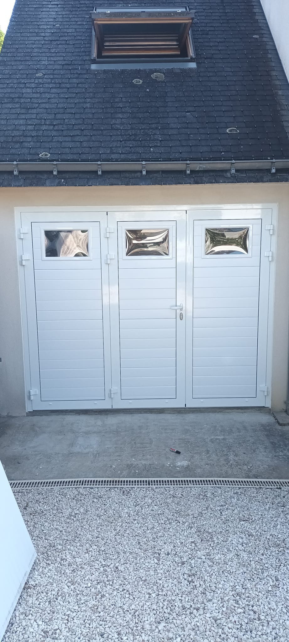 Porte de garage battante 3 vantaux ouverture sur l'extérieur à Séné