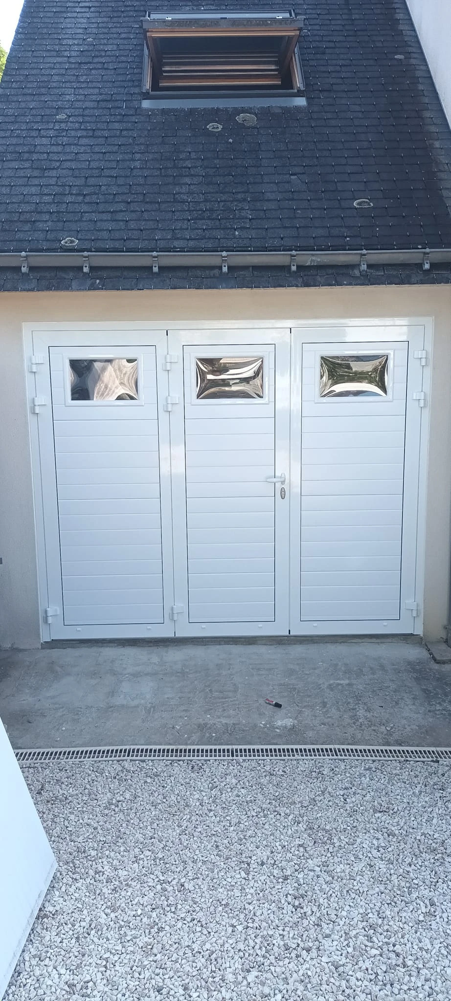 Porte de garage battante 3 vantaux ouverture sur l'extérieur à Séné
