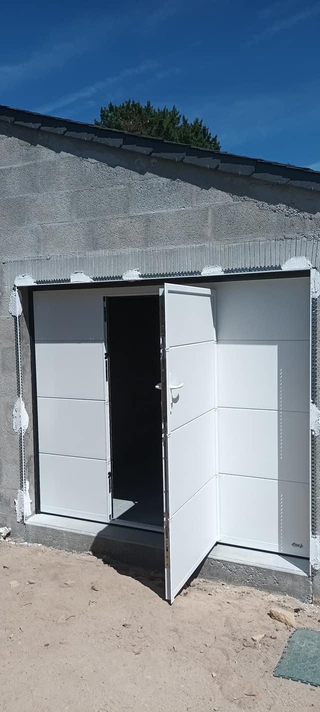 Porte de garage sectionnelle portillon integre-laquage-air-salin à Séné