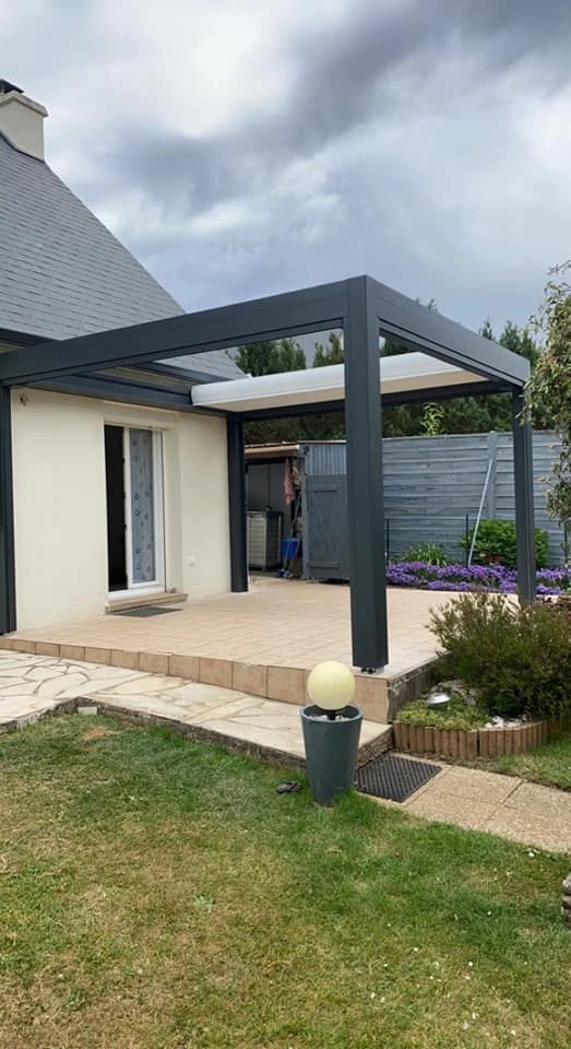 pergola bioclimatique avec lames rétractables à Séné